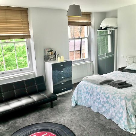 Camden Guest House Double Bedroom With Super Large King Bed 런던 외부 사진