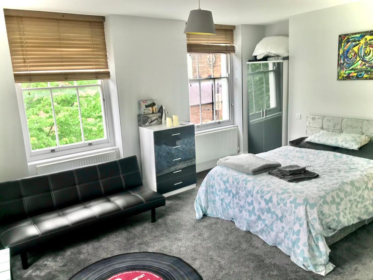 Camden Guest House Double Bedroom With Super Large King Bed 런던 외부 사진